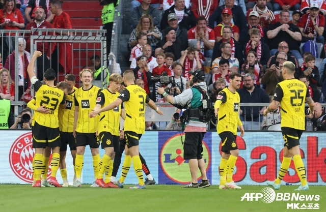 ‘맙소사’ 김민재 제대로 뚫렸다! 54분 만에 ‘충격’ 조기 교체…뮌헨, 도르트문트에 전반 압도→후반 시작 후 실점 0-1 열세 [분데스리가]