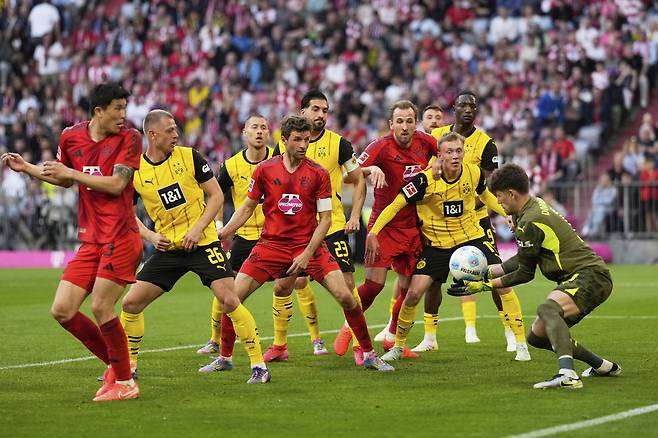 ‘앗.. 대형 실책’ 김민재, ‘54분’ 조기 교체 아웃···뮌헨, 도르트문트와의 ‘데어 클라시커’ 2-2 무→레버쿠젠과 6점 차[분데스 리뷰]