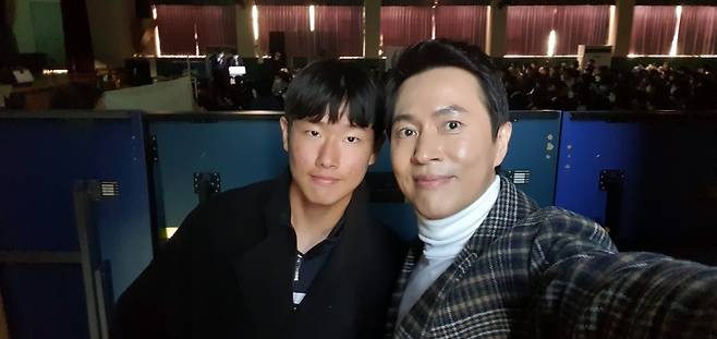 韓 축구 '지적질'하다 8강 탈락 수모 '최다 우승' 일본 망신살…'김정민 아들' 다니, 최고의 발견→A대표팀 선택은 다를 수 있어