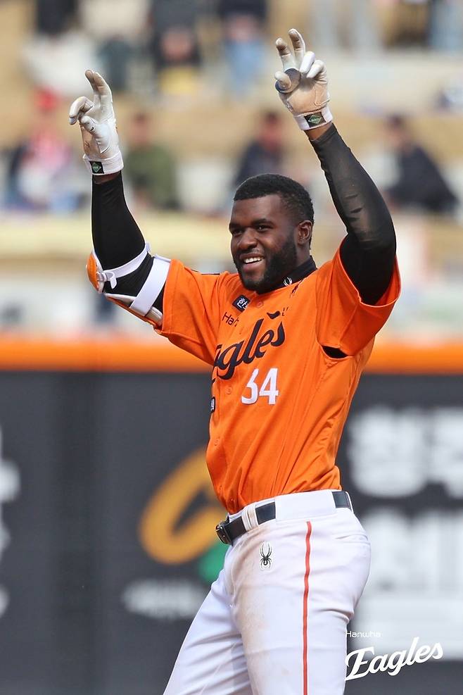 골칫덩이가 복덩이 됐네...'또 3안타 경기' 플로리얼, 어느새 6G 연속 안타→타율도 0.240까지 회복