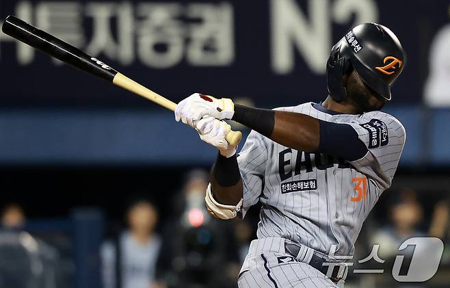 골칫덩이가 복덩이 됐네...'또 3안타 경기' 플로리얼, 어느새 6G 연속 안타→타율도 0.240까지 회복