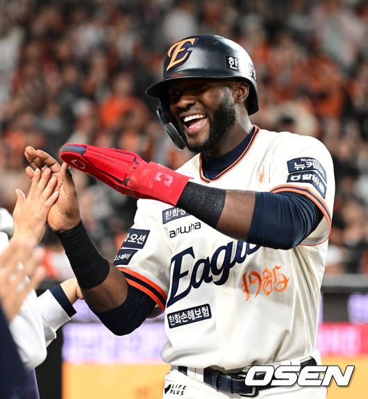 '타율 .103→.389' 방출 걱정 끝, 플로리얼 살아났는데…왜 문현빈은 중견수 준비하나