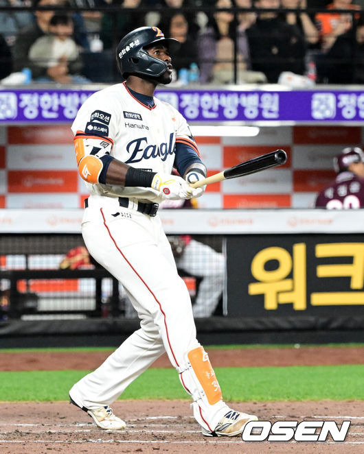 '타율 .103→.389' 방출 걱정 끝, 플로리얼 살아났는데…왜 문현빈은 중견수 준비하나