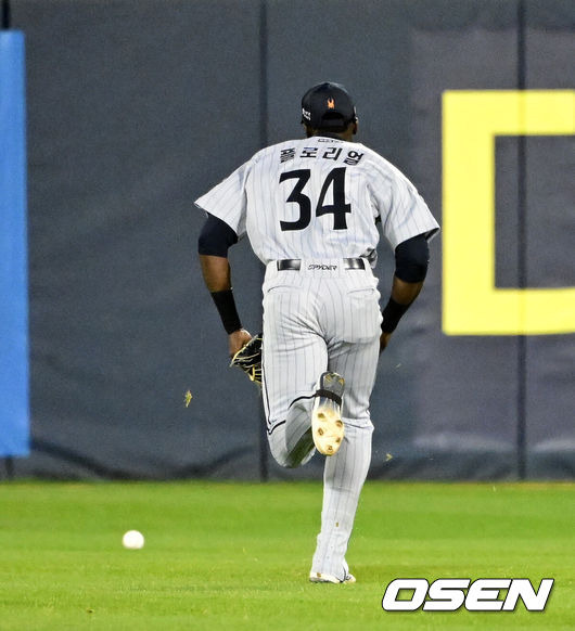 '타율 .103→.389' 방출 걱정 끝, 플로리얼 살아났는데…왜 문현빈은 중견수 준비하나