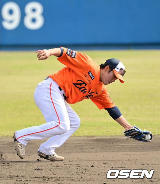 '타율 .103→.389' 방출 걱정 끝, 플로리얼 살아났는데…왜 문현빈은 중견수 준비하나