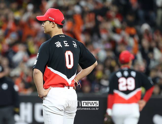 KIA는 곽도규 팔꿈치 수술·LG는 유영찬 팔꿈치 골절…프리미어12 투혼 아닌 혹사였나