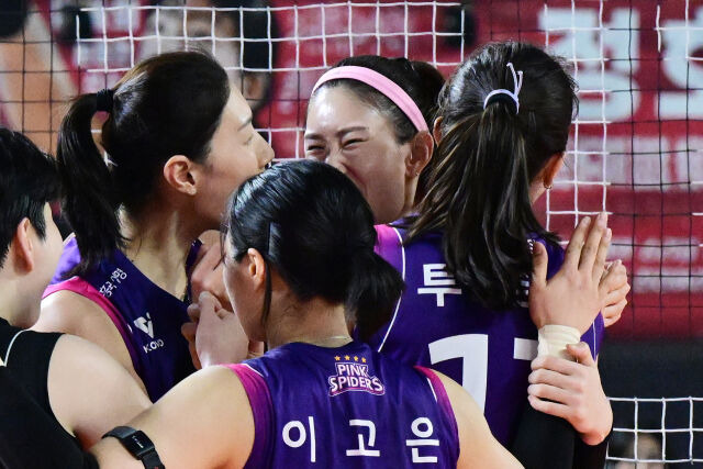 [챔프전 비하인드] 얼마나 기쁘면 '배구 여제' 김연경의 키스…동갑내기 절친도 당황한 순간 [곽경훈의 현장]