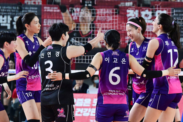 [챔프전 비하인드] 얼마나 기쁘면 '배구 여제' 김연경의 키스…동갑내기 절친도 당황한 순간 [곽경훈의 현장]