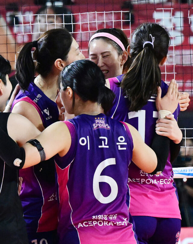 [챔프전 비하인드] 얼마나 기쁘면 '배구 여제' 김연경의 키스…동갑내기 절친도 당황한 순간 [곽경훈의 현장]