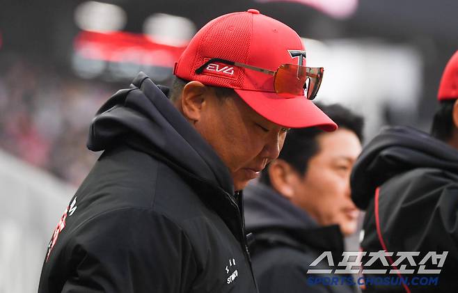 '두 대형 악재에 한숨' 이범호 감독