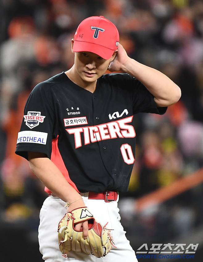 '두 대형 악재에 한숨' 이범호 감독