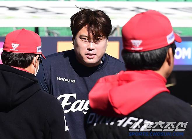 '제가 인천 동산고 4번타자 출신 아닙니까?' 인천 랜더스필드 방문한 '대장 독수리' 류현진[인천현장]