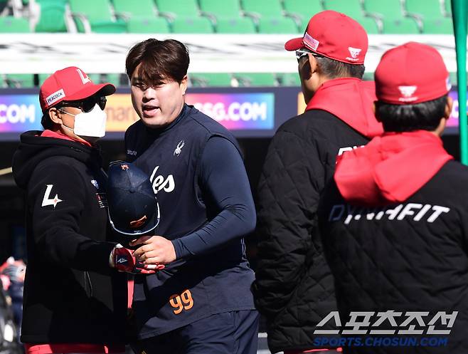 '제가 인천 동산고 4번타자 출신 아닙니까?' 인천 랜더스필드 방문한 '대장 독수리' 류현진[인천현장]