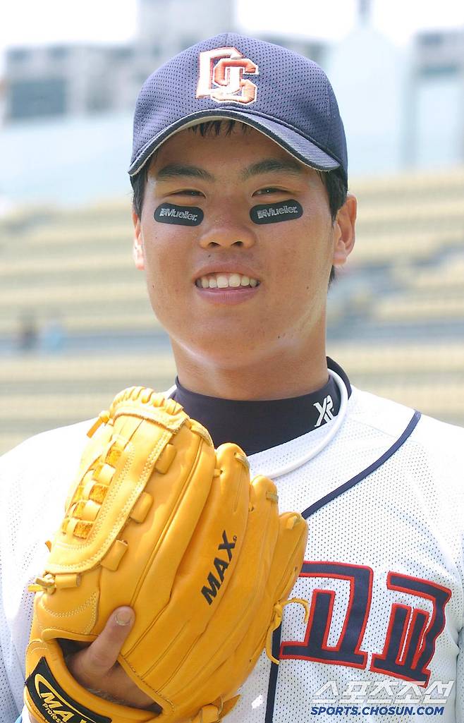 '제가 인천 동산고 4번타자 출신 아닙니까?' 인천 랜더스필드 방문한 '대장 독수리' 류현진[인천현장]