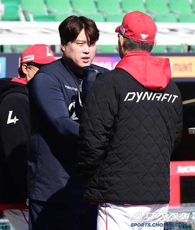 '제가 인천 동산고 4번타자 출신 아닙니까?' 인천 랜더스필드 방문한 '대장 독수리' 류현진[인천현장]