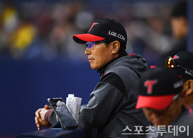 '심판에 배치기' LG 염경엽 감독, KBO로부터 제재금 200만원 징계
