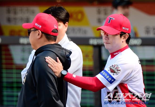 '감독 어깨에 선수가 손을?' 이범호 감독 울컥하게 만든 양현종의 진심 [광주 현장]