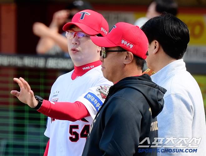 '감독 어깨에 선수가 손을?' 이범호 감독 울컥하게 만든 양현종의 진심 [광주 현장]