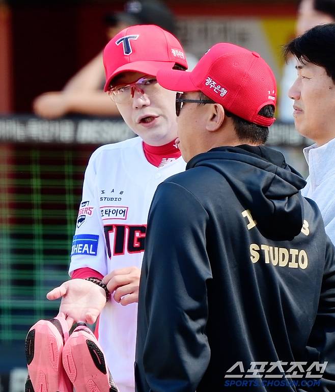 '감독 어깨에 선수가 손을?' 이범호 감독 울컥하게 만든 양현종의 진심 [광주 현장]