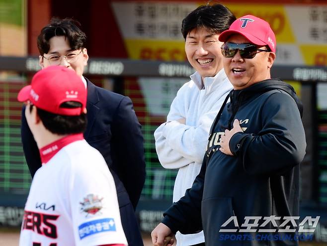 '감독 어깨에 선수가 손을?' 이범호 감독 울컥하게 만든 양현종의 진심 [광주 현장]