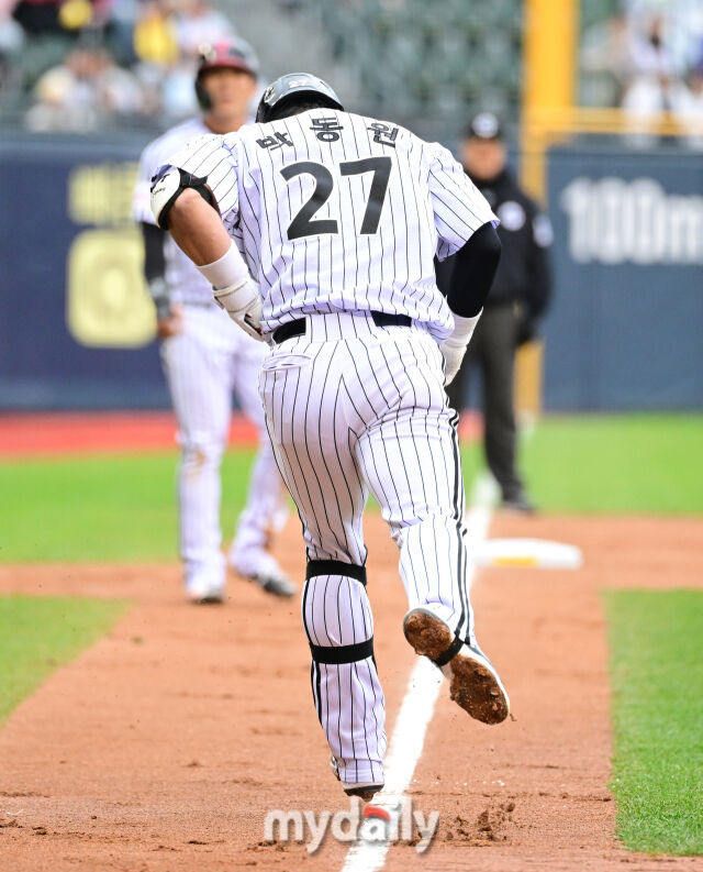 '얼마나 아팠길래' 151km 투구에 맞고 3루로 뛴 타자 [유진형의 현장 1mm]