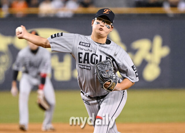 155km KKKKKKKKKKKK 미쳤다! 폰세 포효에 한화 팬들 설렌다, 김서현 157km SV…SSG 4실책 자멸 [MD인천]