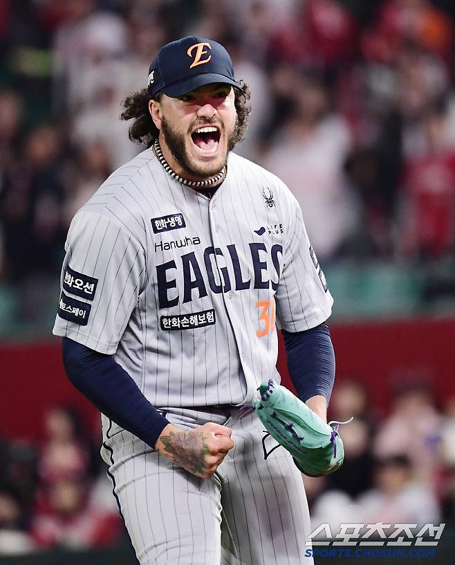 어 형은 1점도 충분해! 폰세·한승혁·김서현 릴레이 괴력투 → 한화, 2위 SSG 2-0 잡고 2연승 질주 [인천 현장리뷰]