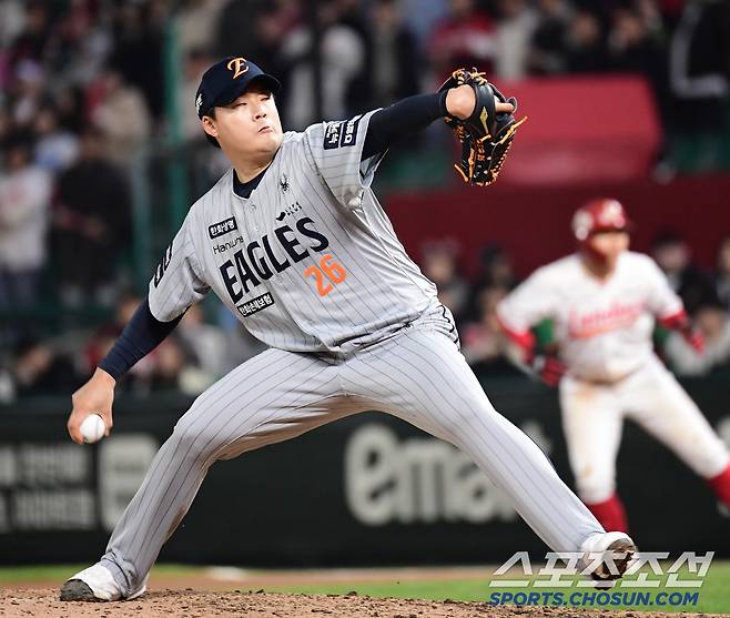 어 형은 1점도 충분해! 폰세·한승혁·김서현 릴레이 괴력투 → 한화, 2위 SSG 2-0 잡고 2연승 질주 [인천 현장리뷰]