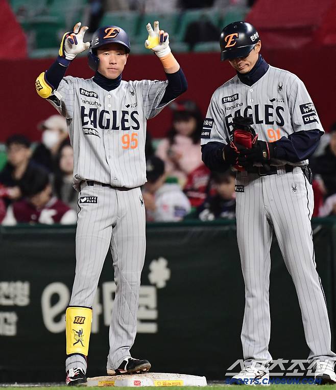 어 형은 1점도 충분해! 폰세·한승혁·김서현 릴레이 괴력투 → 한화, 2위 SSG 2-0 잡고 2연승 질주 [인천 현장리뷰]