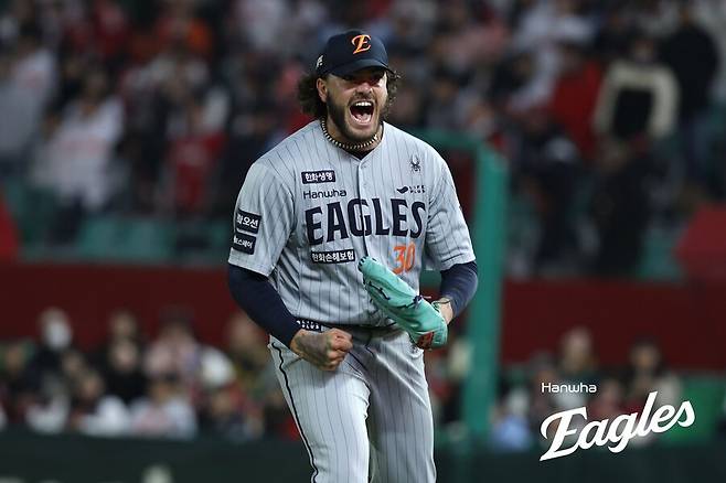 ‘세상에’ 한화 경기 최장 비거리 66.1m에도 이겼다고? 역대급 파이어볼 승부, 폰세가 캐리했다