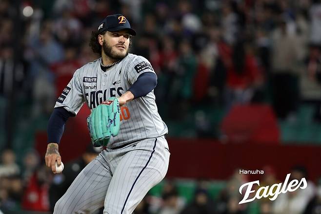 ‘세상에’ 한화 경기 최장 비거리 66.1m에도 이겼다고? 역대급 파이어볼 승부, 폰세가 캐리했다