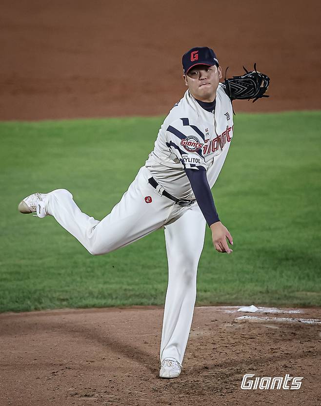 연봉 10억인데 2군서 홈런→홈런→홈런 맞으면 어쩌나…롯데 FA 야심작 충격 행보