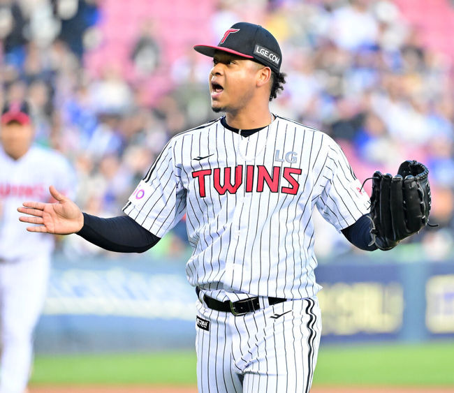 ‘악’ 사구로 퍼펙트 무산, 모자 벗고 90도 허리굽혀 사과하다…‘엘동원’ 부활하다, ERA 18.00→6이닝 노히트 완벽투