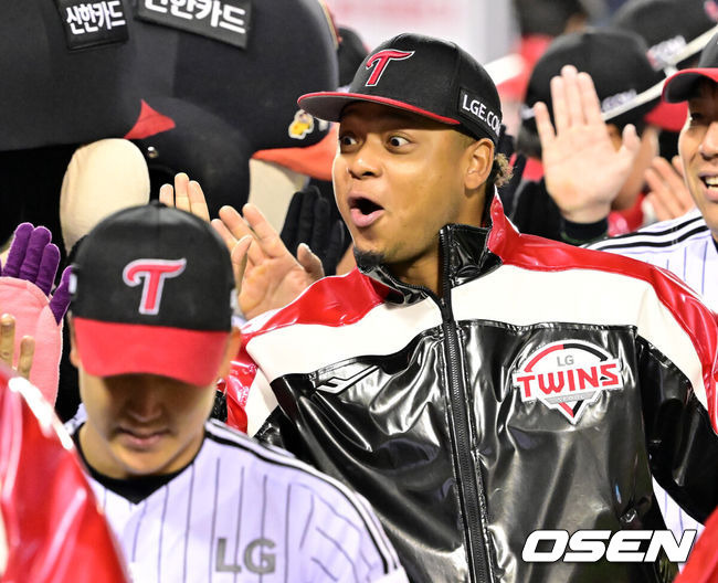 ‘악’ 사구로 퍼펙트 무산, 모자 벗고 90도 허리굽혀 사과하다…‘엘동원’ 부활하다, ERA 18.00→6이닝 노히트 완벽투