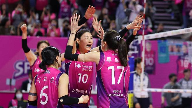 '김연경 딜레마' 직면한 韓 배구, 여제의 따끔한 제안