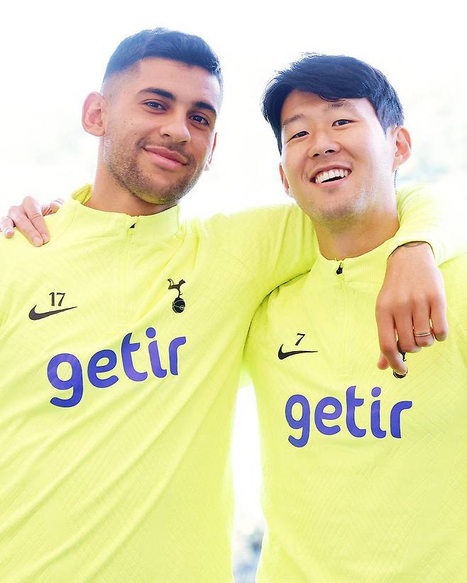 손흥민 초대박 희소식! 포스텍 경질→아라올라 선임+후이센 영입 '일석이조'… 토트넘, 다음 시즌 '분위기 급반전'