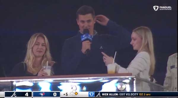 “여성 리포터가 저랬다면?” 중계 도중 女 관중에게 번호 딴 男 리포터 ‘파문’