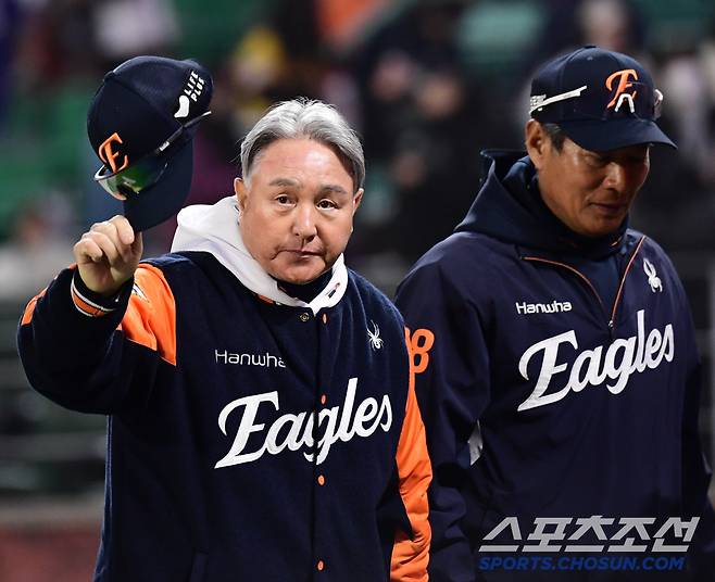 1할타자 앞에서 번트를 대다니! 한화 패기에 SSG 고장났나.. 연속 실책으로 자멸한 그 순간