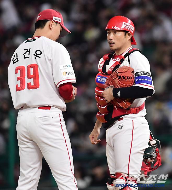 1할타자 앞에서 번트를 대다니! 한화 패기에 SSG 고장났나.. 연속 실책으로 자멸한 그 순간