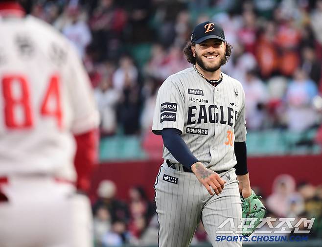 1할타자 앞에서 번트를 대다니! 한화 패기에 SSG 고장났나.. 연속 실책으로 자멸한 그 순간