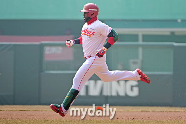 KBO 최초 500홈런에 다섯 걸음 남았는데…110억 전액 보장 계약 첫해에 못 뛰고 있다, 그는 언제 돌아올까