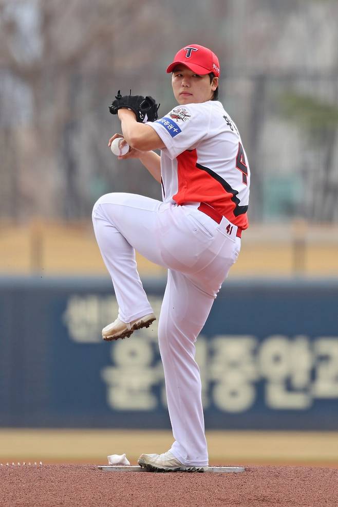 어머니 걱정도 마다했다…‘마당쇠 역할’ 반긴 KIA 황동하 “뛰고 싶어도 못 뛰는 선수가 더 많다”