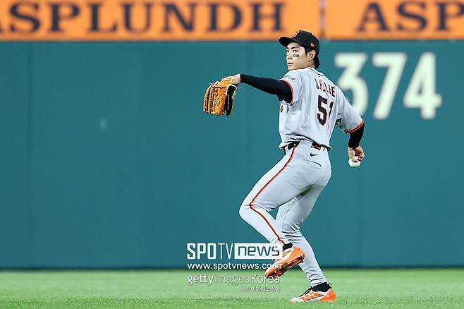 감히 '상위 3%' 이정후 앞에서 뛰어? 총알 송구에 4716억 사나이 굴욕, “대가 치렀다” 현지 환호