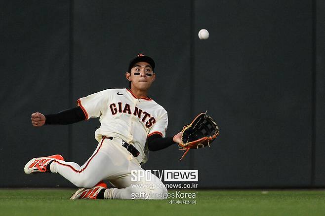 감히 '상위 3%' 이정후 앞에서 뛰어? 총알 송구에 4716억 사나이 굴욕, “대가 치렀다” 현지 환호