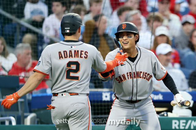 'OPS 1.051' 이정후 미쳤다! 161km 싱커를 안타로 연결하다니…하퍼 잡는 총알송구→멀티히트 폭발, KKK 굴욕 지웠다