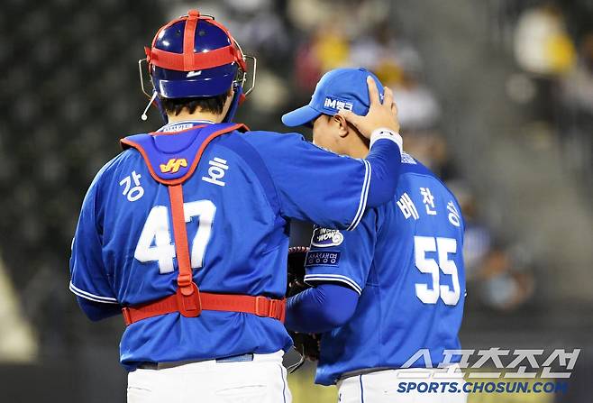 153km가 담장 때리는 2루타→낮은 직구도 2루타→볼넷→볼넷. 승승장구 배찬승의 첫 시련. 이제부터 진짜 멘털 싸움이다[잠실 현장]