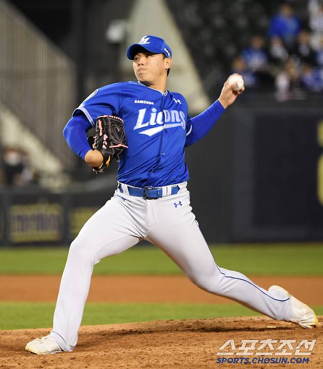 153km가 담장 때리는 2루타→낮은 직구도 2루타→볼넷→볼넷. 승승장구 배찬승의 첫 시련. 이제부터 진짜 멘털 싸움이다[잠실 현장]