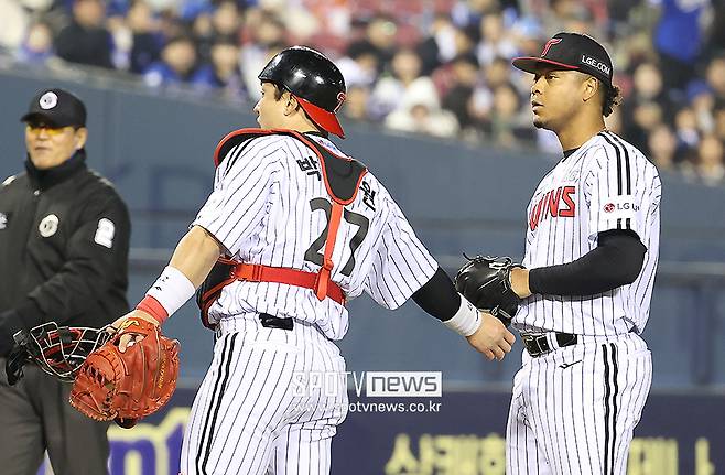 팔꿈치 사구 후 놀란 에르난데스, 포수 박동원 권유에 진심 어린 사과