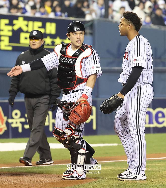 팔꿈치 사구 후 놀란 에르난데스, 포수 박동원 권유에 진심 어린 사과