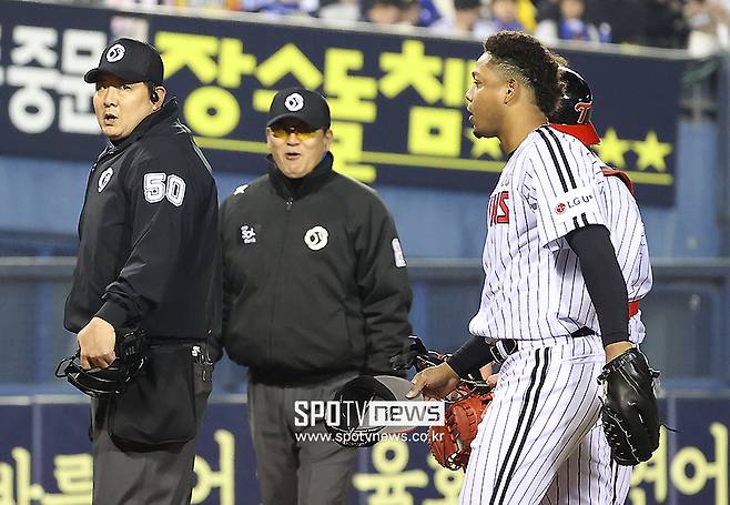 팔꿈치 사구 후 놀란 에르난데스, 포수 박동원 권유에 진심 어린 사과